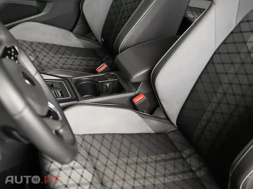 Volkswagen Golf 1.5 eTSI OPF DSG R-Line