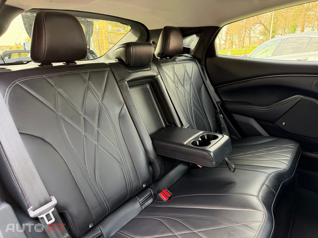 Ford Mustang Mach-E Alargada