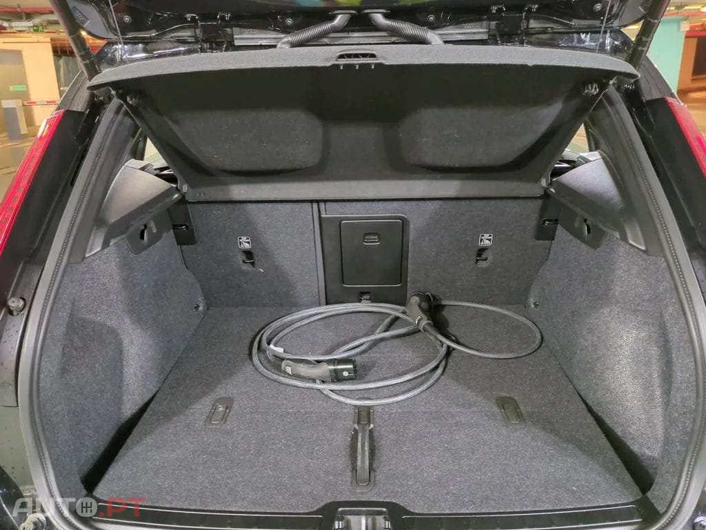 Volvo EX40 82 kWh Single Motor Extended Range Black Edition