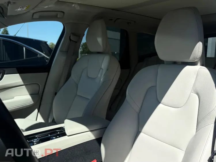 Volvo XC 60 2.0 T6 PHEV Core AWD — fotografia 10