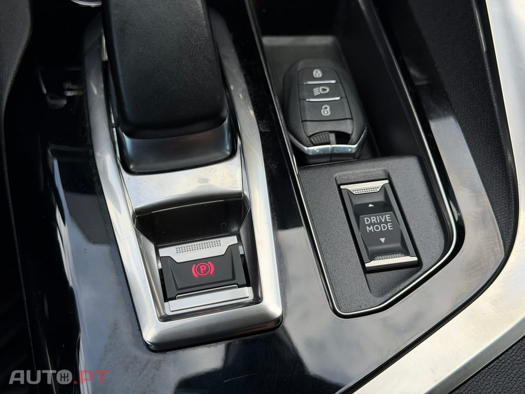 Peugeot 3008 1.6 Hybrid Allure e-EAT8
