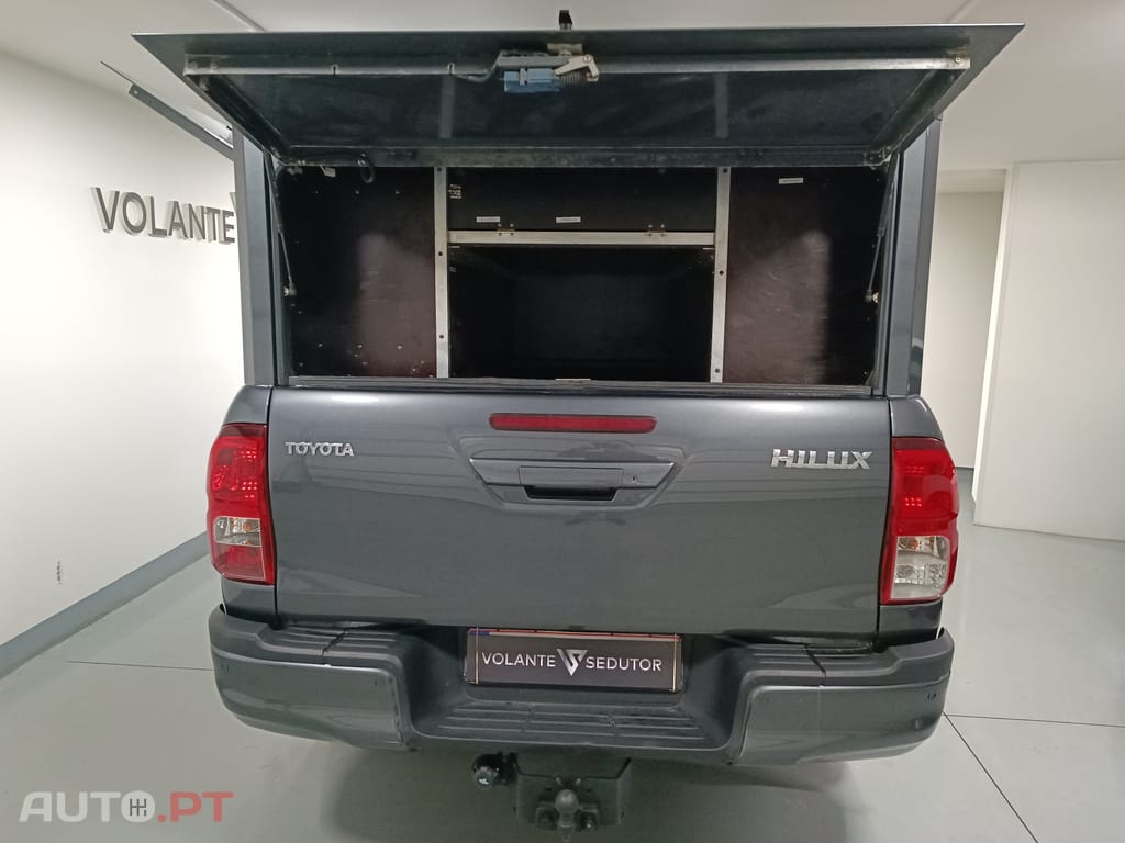 Toyota Hilux Xtra Cab 2.4 D-4D DLX+ 4WD M/T