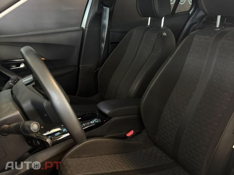 Peugeot E-2008 50 kWh Active