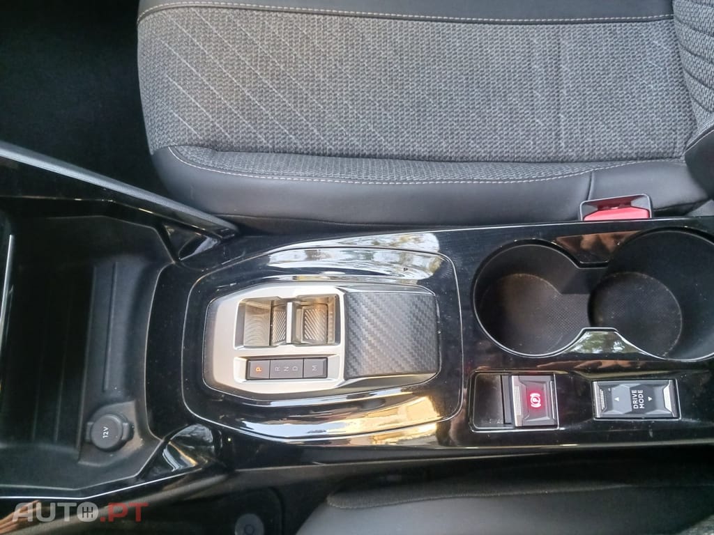 Peugeot 2008 1.2 Hybrid Allure e-DCS6