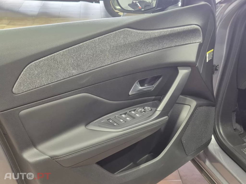 Peugeot 408 1.2 Hybrid Allure e-DCS6