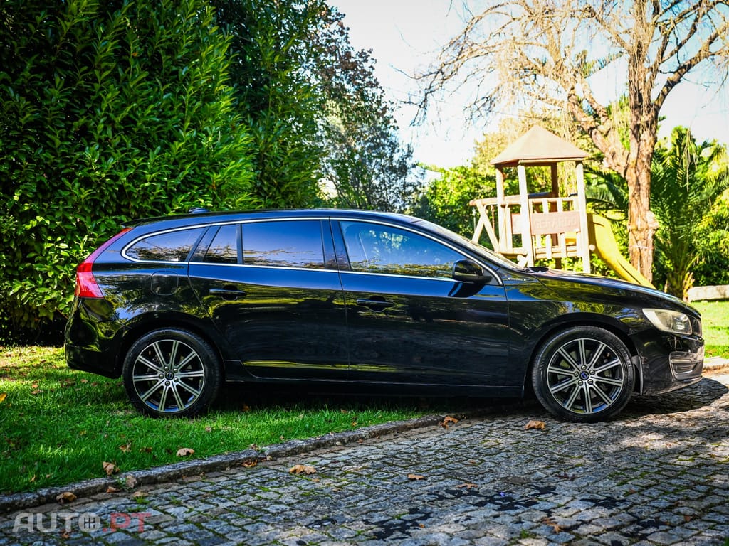 Volvo V60 2.4 D6 R-Design Momentum AWD Phev