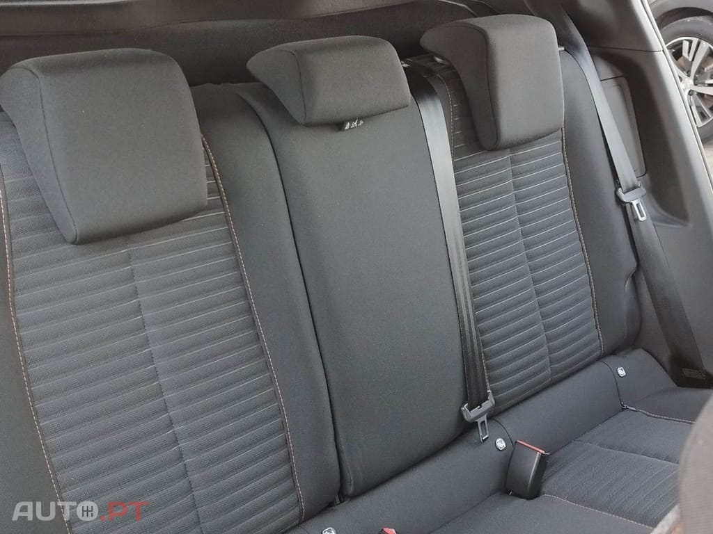 Peugeot E-2008 50 kWh Allure Pack