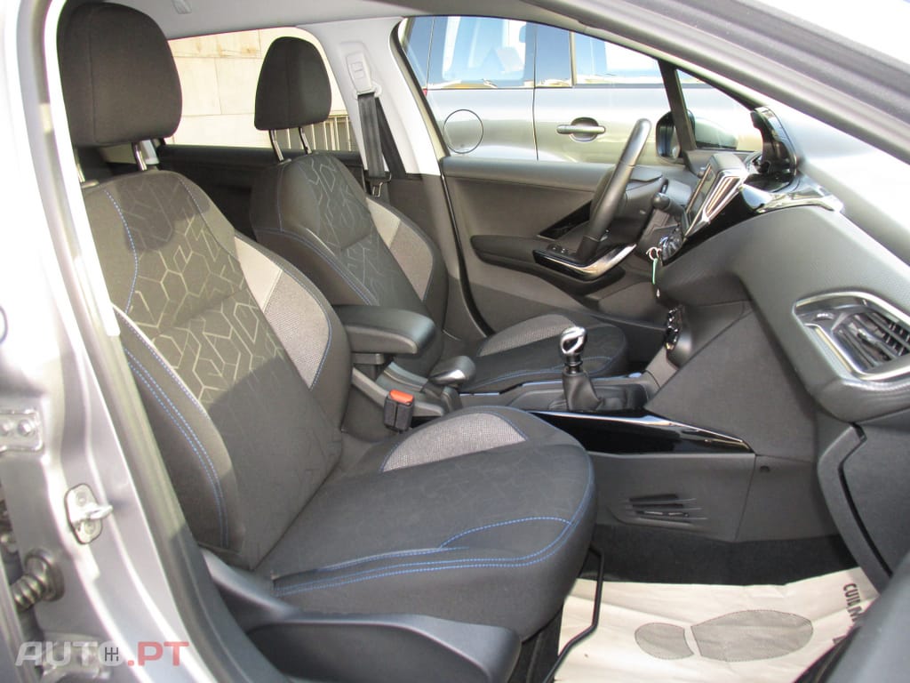 Peugeot 2008 1.2 PureTech Signature