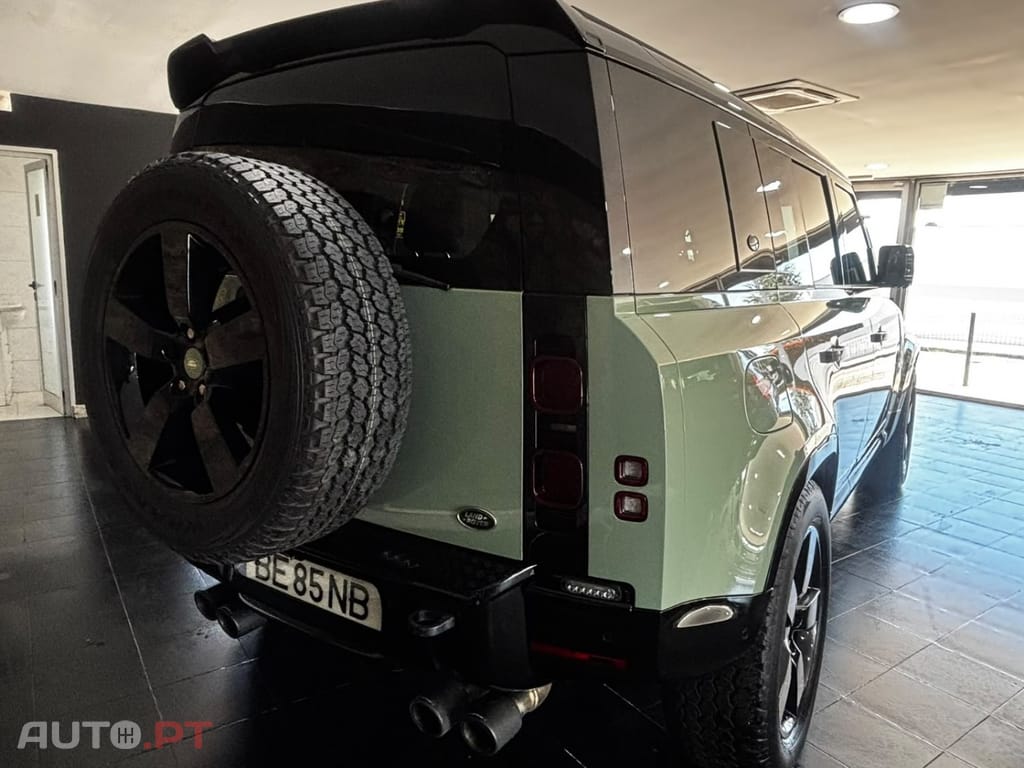 Land Rover Defender 2.0 P300e 110 AWD Trophy Edition Deep Sandglow