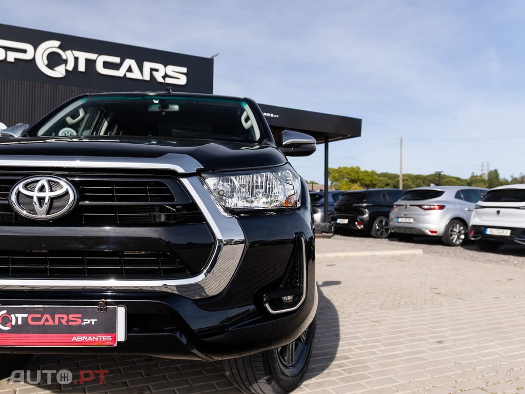 Toyota Hilux 2.4 D-4D 4WD CD Tracker S CA