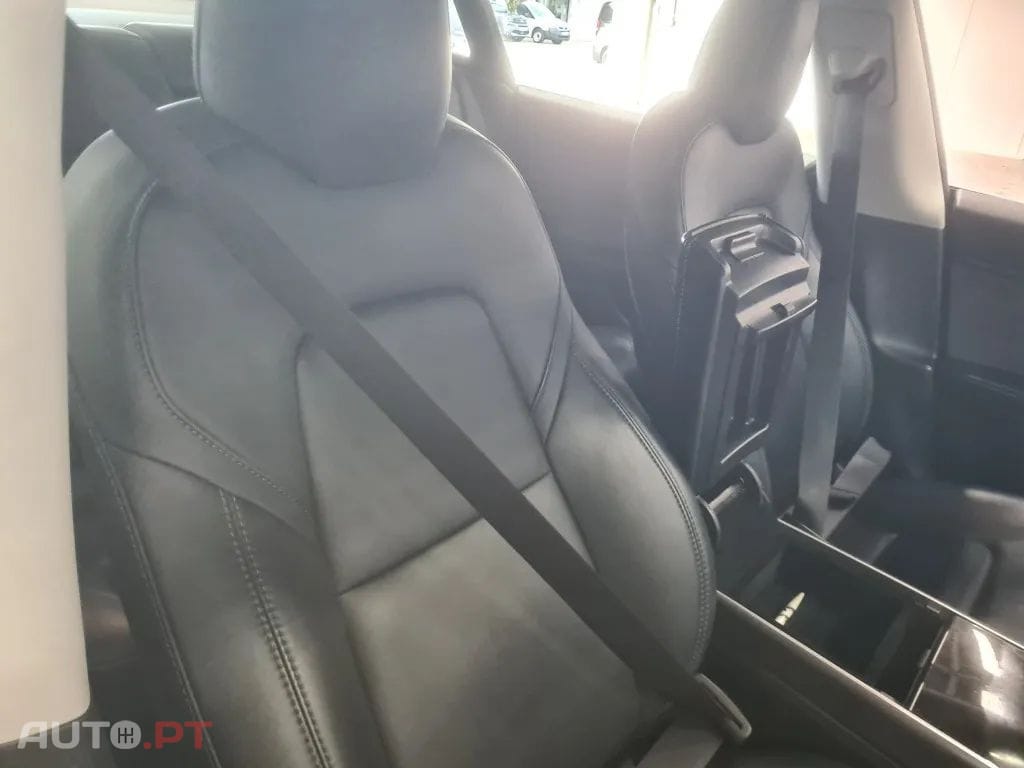 Tesla Model 3 Long-Range RWD