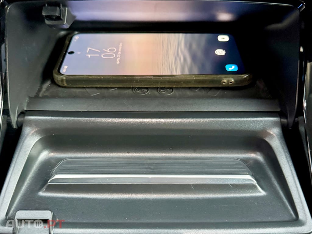 Peugeot E-2008 50 kWh Allure Pack - IVA Dedutivel !!!