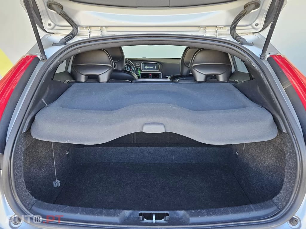 Volvo V40 2.0 D4 R-Design