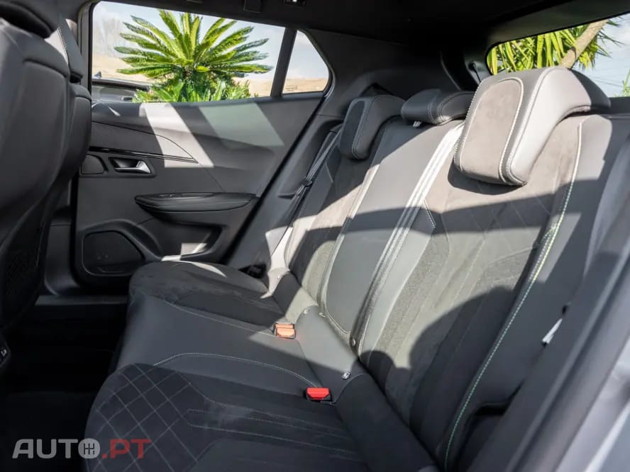 Peugeot E-2008 50 kWh GT