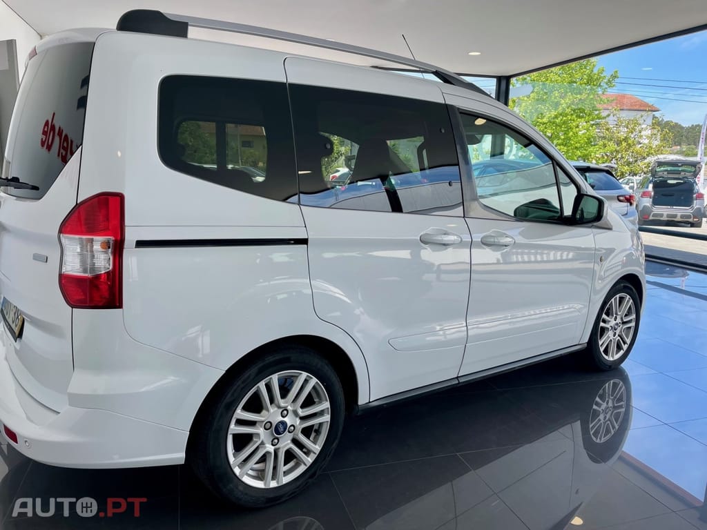 Ford Courier EcoBoost Titanium