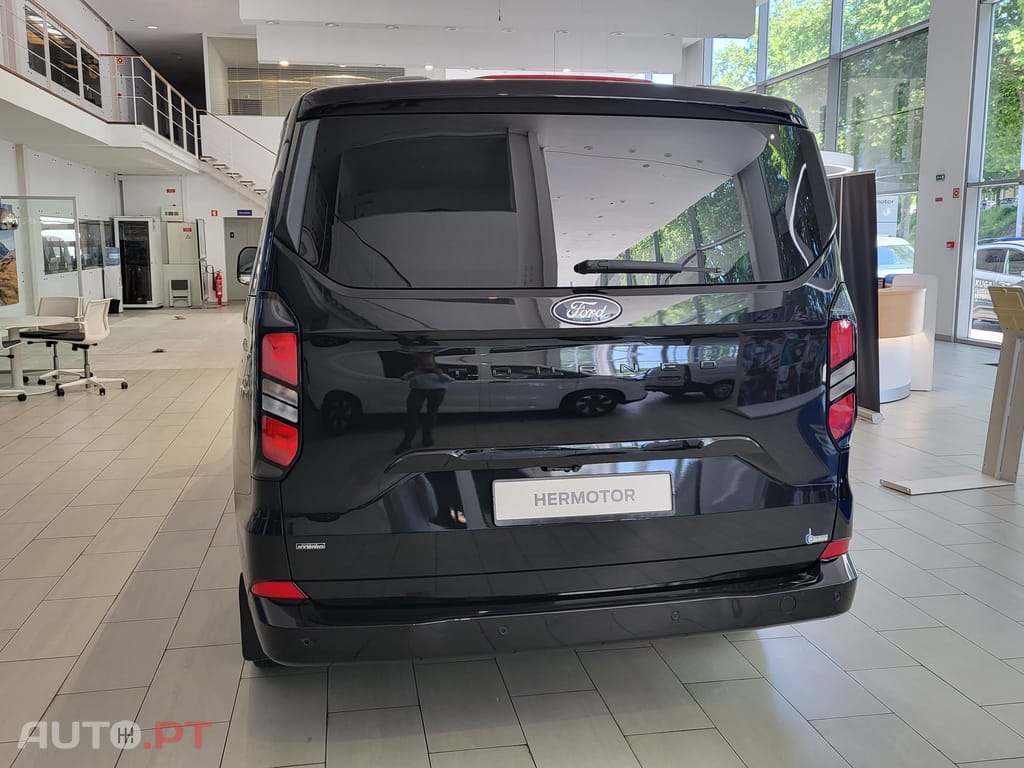 Ford Tourneo 2.5 PHEV Titanium