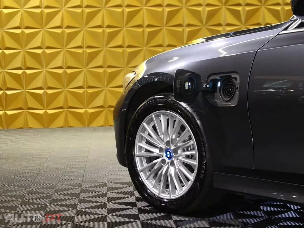 BMW 320 e Line Luxury Auto