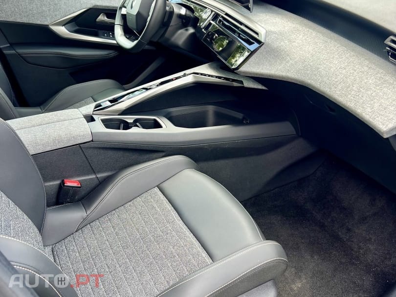Peugeot e-3008 73 kWh Allure — fotografia 12