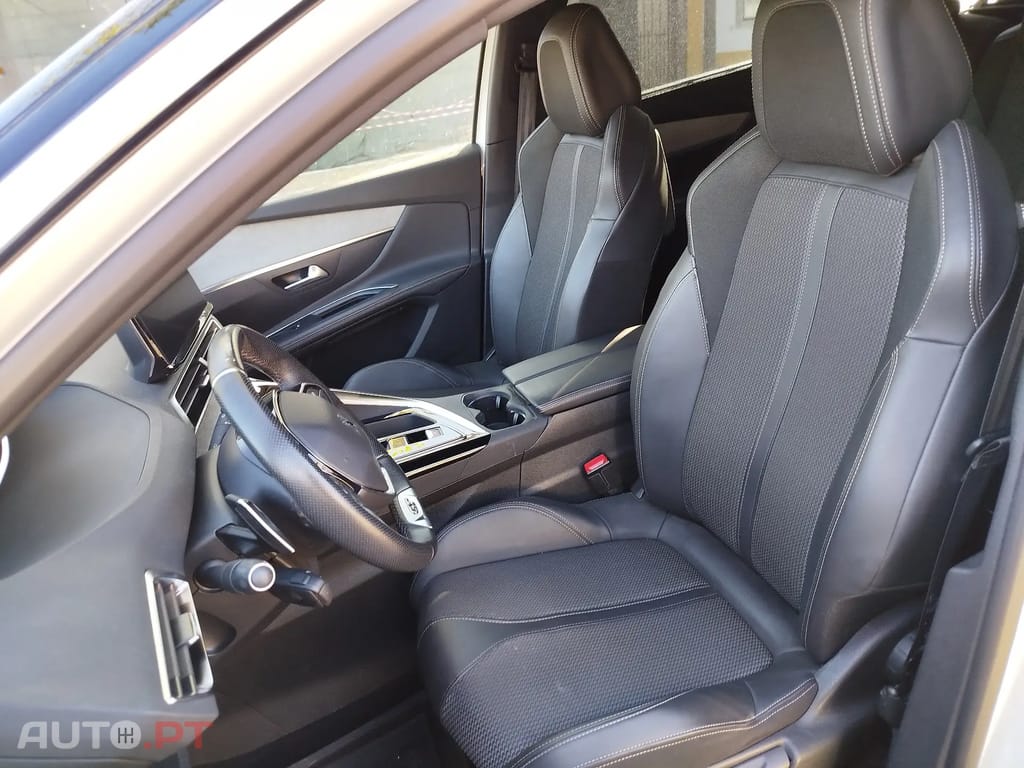 Peugeot 5008 GT HYBRID 136 CV