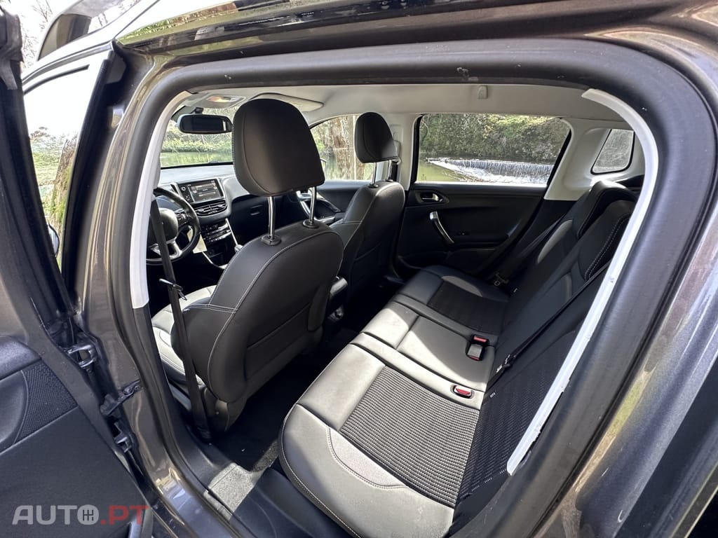 Peugeot 2008 PureTech 100 Allure