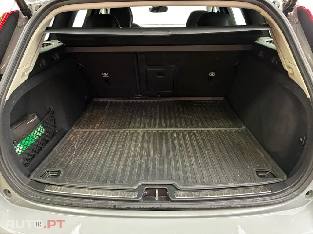 Volvo V60 2.0 B4 Plus Style Dark DCT