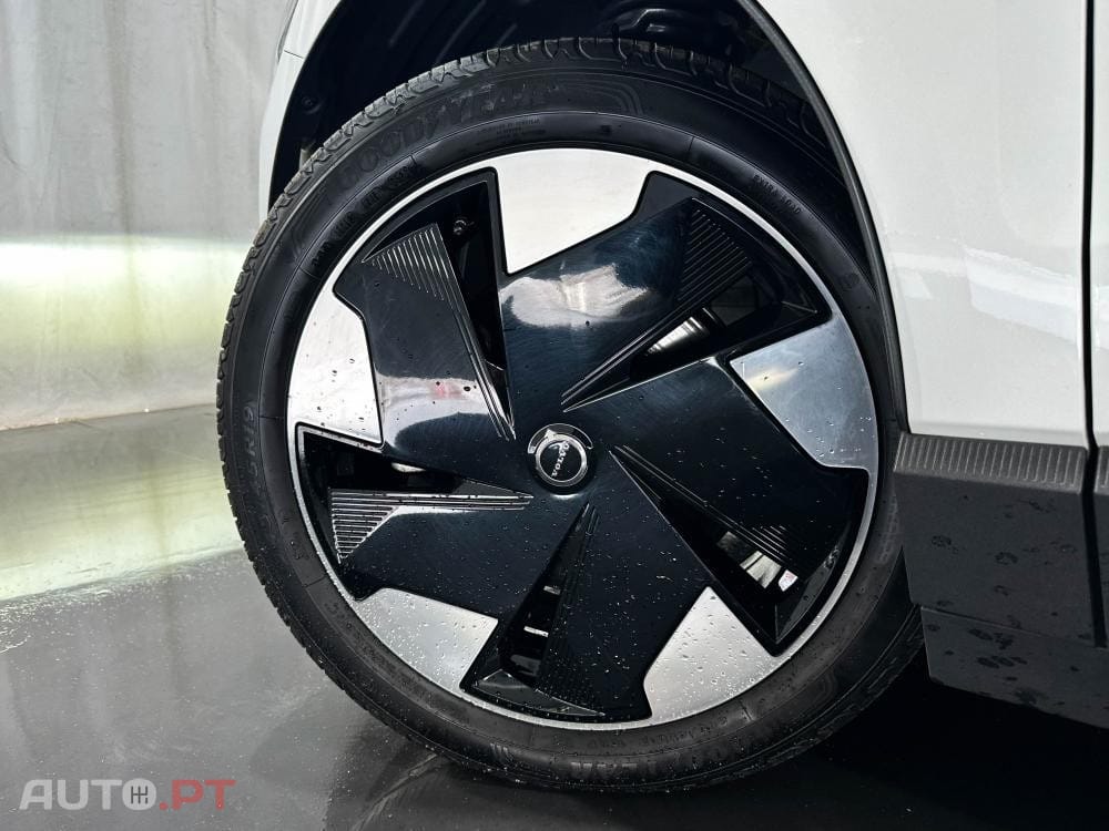 Volvo EX30 Single Motor Extended Range RWD Plus