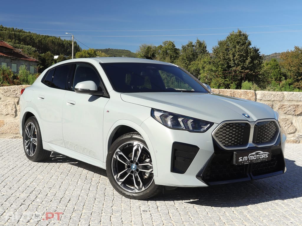 BMW iX2 eDrive20 Pack Desportivo M