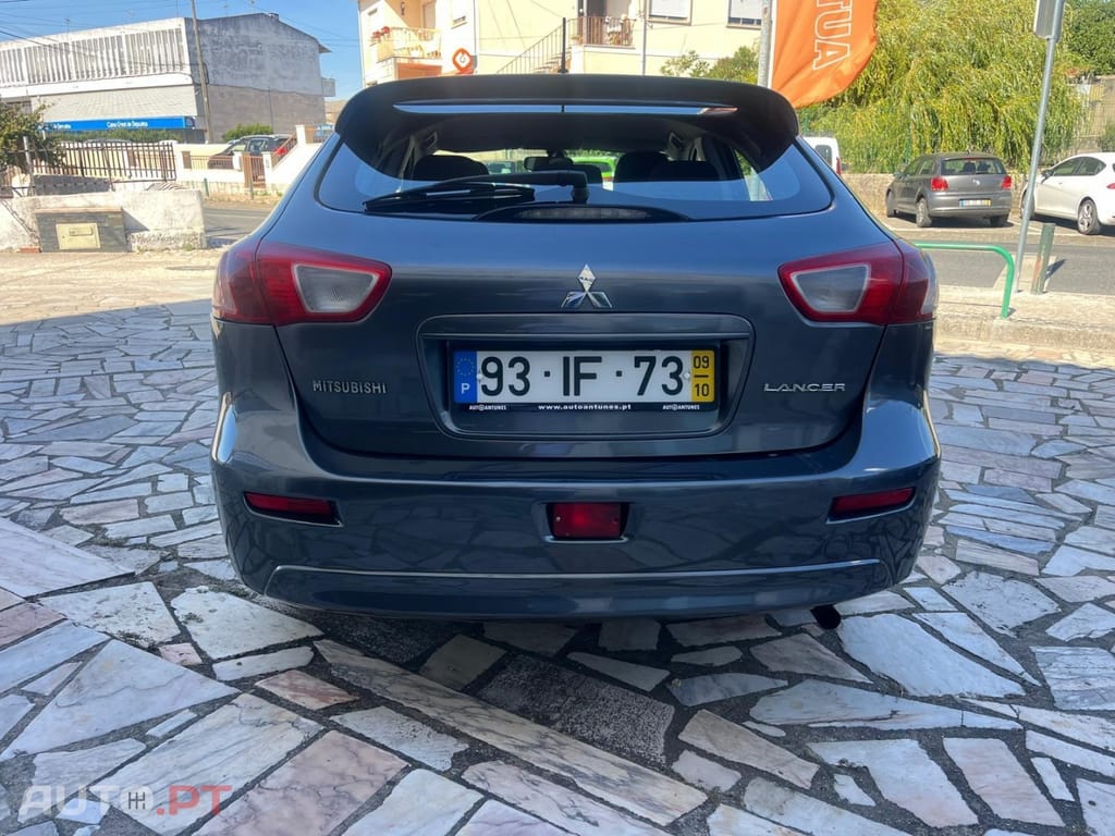 Mitsubishi Lancer 1.5 Invite — fotografia 3