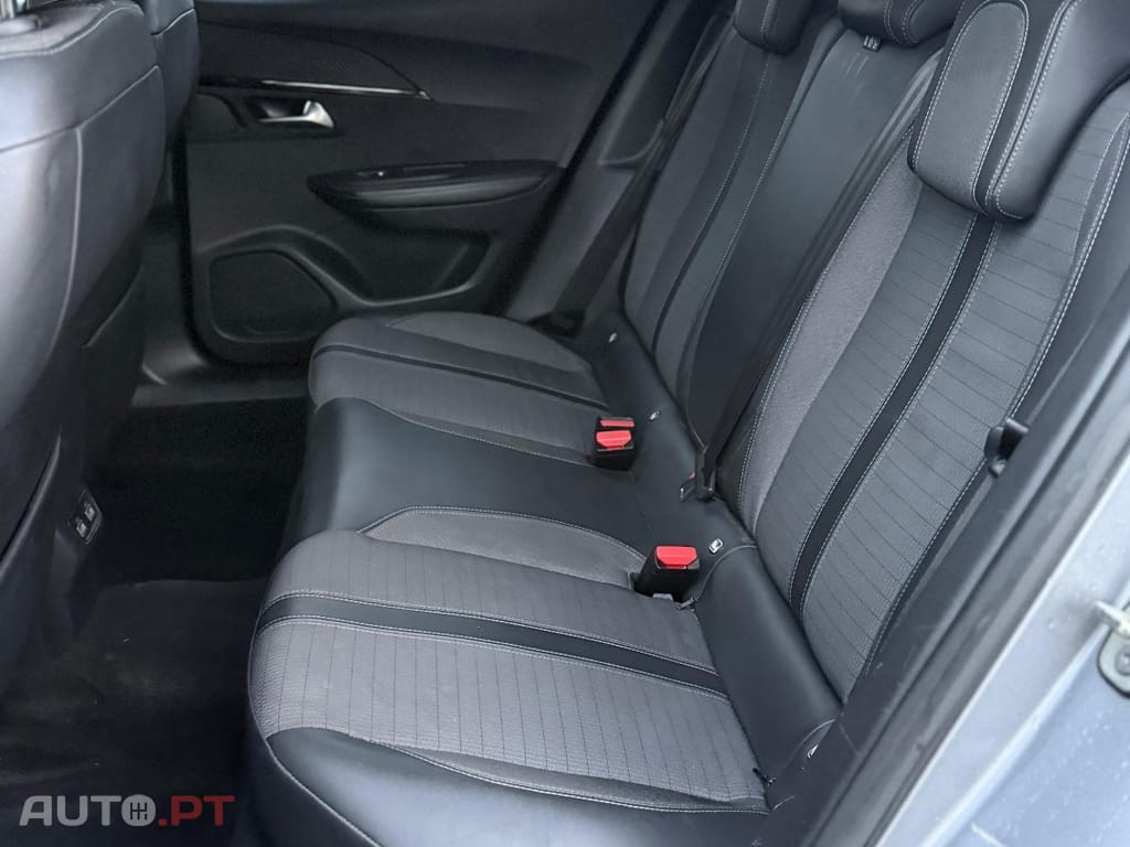 Peugeot E-2008 50 kWh Style