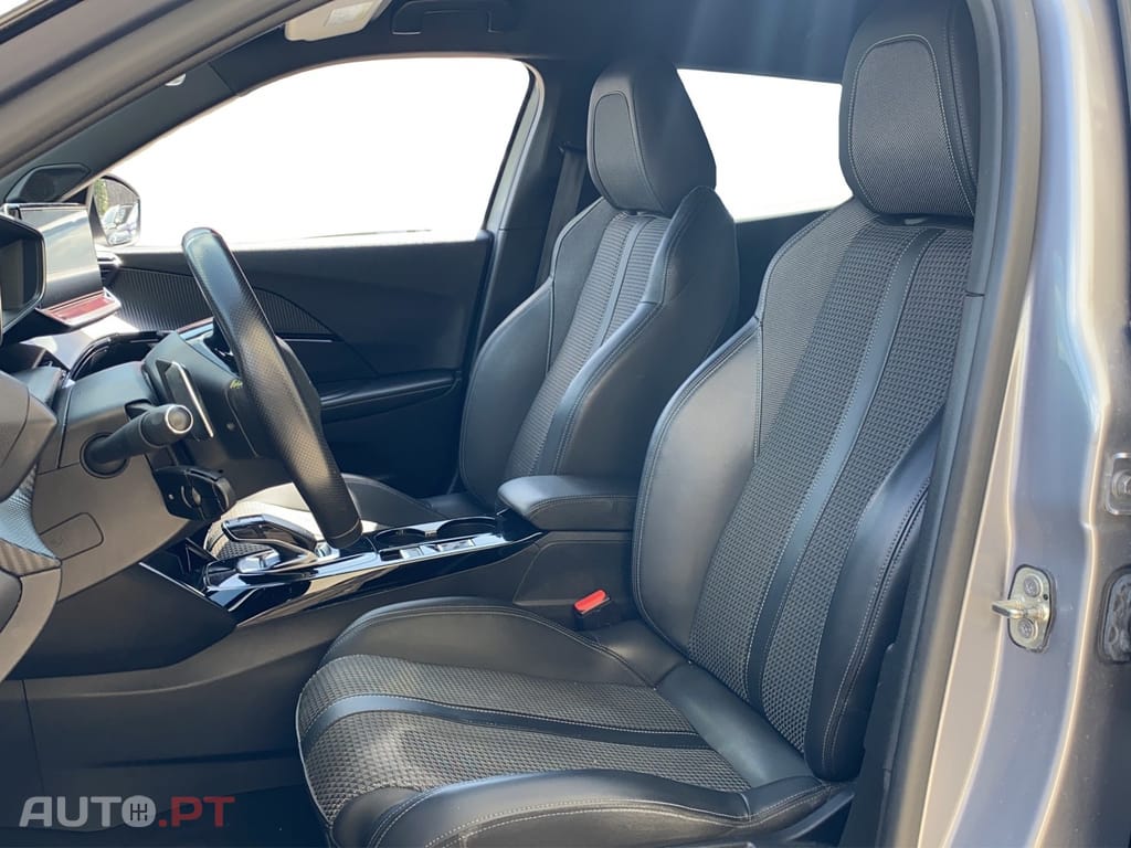 Peugeot 2008 PureTech 130 EAT8 GT