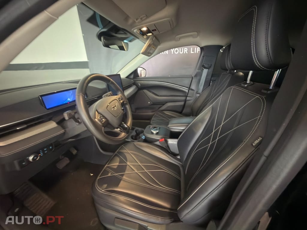 Ford Mustang Mach-E 75.7 kWh Base — fotografia 6