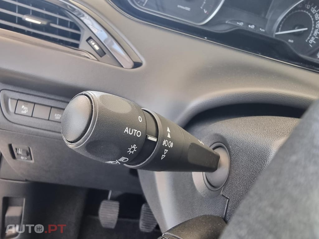 Peugeot 208 1.2 PureTech Signature
