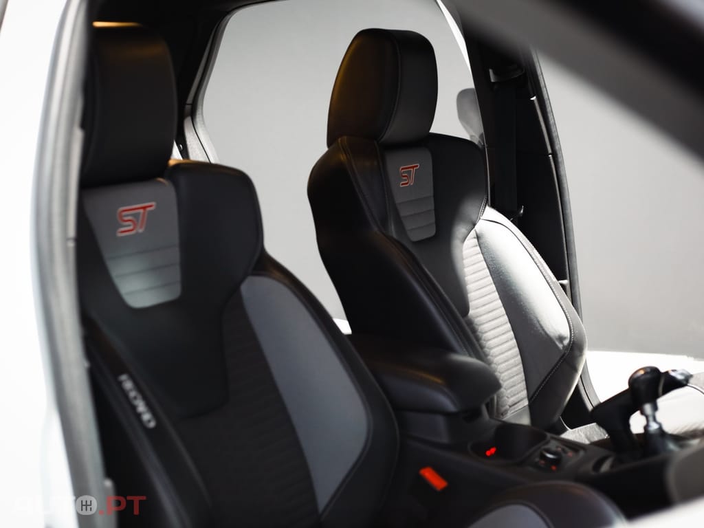 Ford Focus 2.0 EcoBoost ST c/ Pack Pele Desportiva