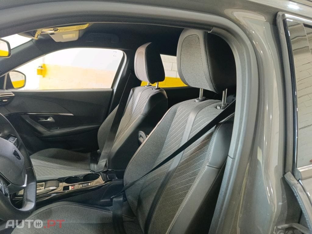 Peugeot 2008 1.2 PureTech Allure EAT8