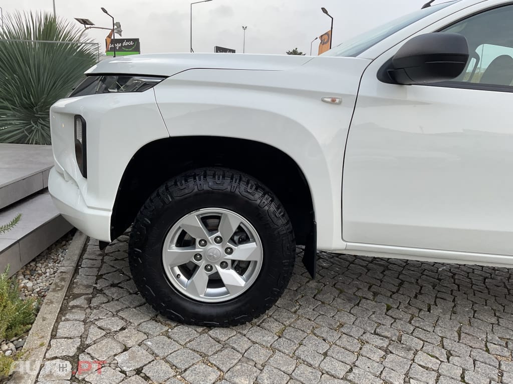Mitsubishi L200 2.3 DI-D CD Invite Strakar Look 4WD