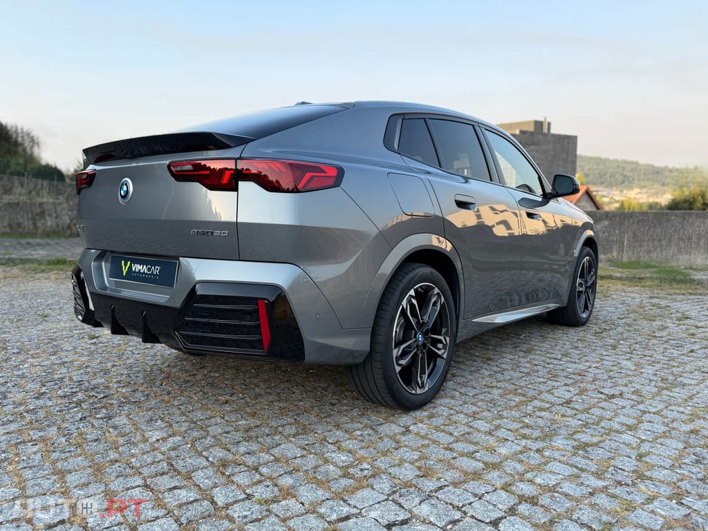 BMW iX2 eDrive20 Pack Desportivo M — fotografia 10