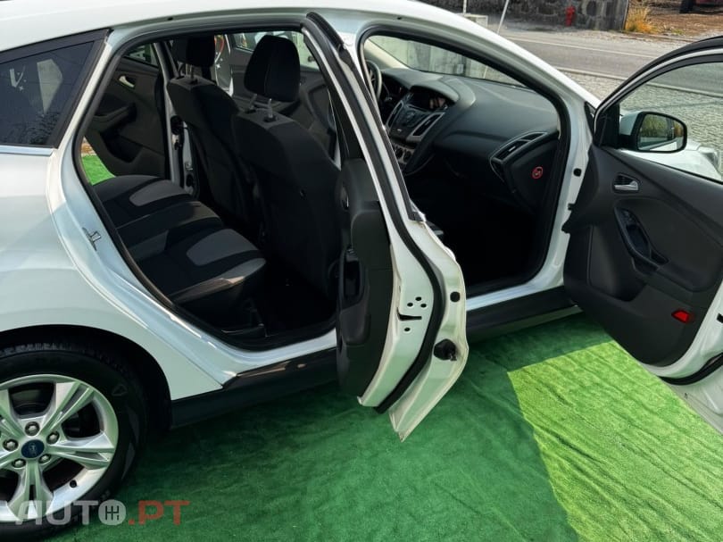 Ford Focus 1.0 EcoBoost S&S Champions Edition — fotografia 12