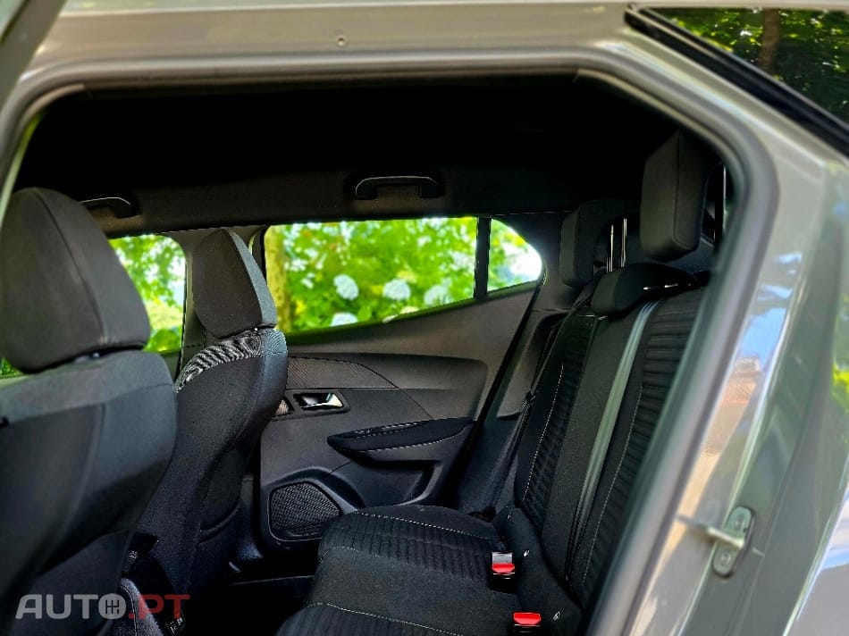 Peugeot E-2008 50 kWh Active Pack