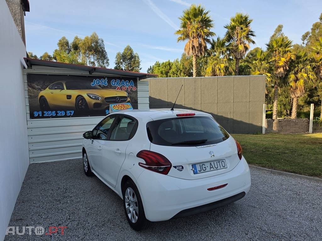 Peugeot 208 1.2i 68Cv Life