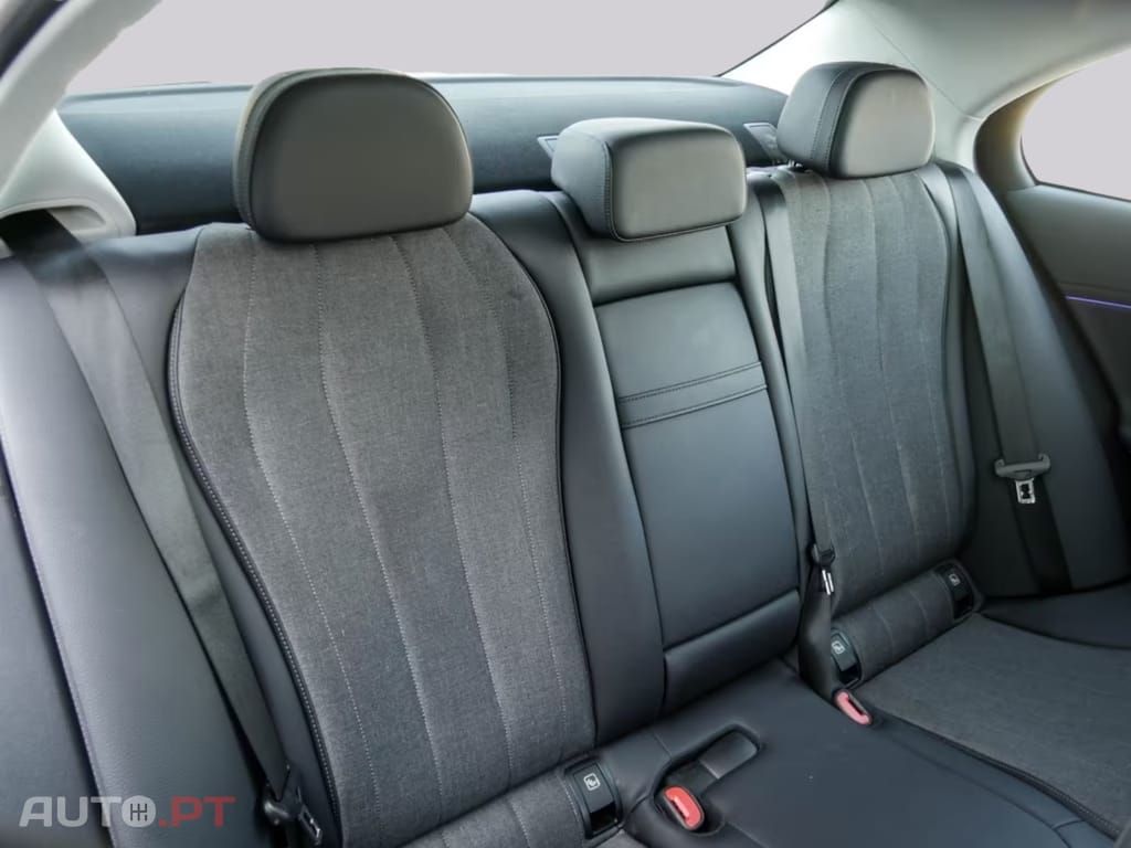 Mercedes-Benz E 220 d Limousine I.V.A DEDUTÍVEL 