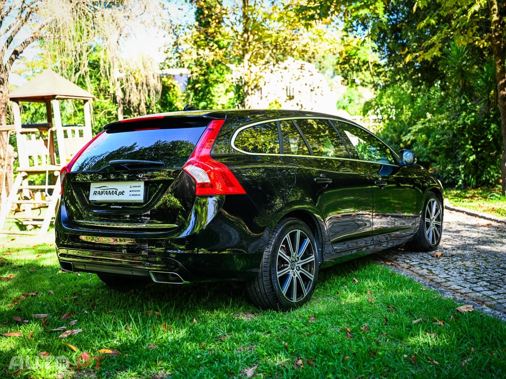 Volvo V60 2.4 D6 R-Design Momentum AWD Phev