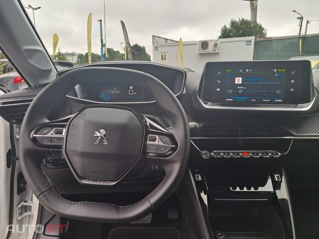 Peugeot E-208 GT