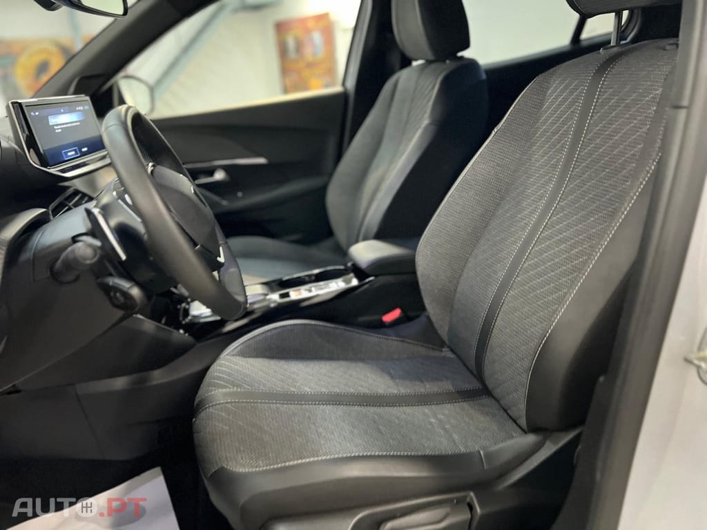 Peugeot 2008 1.2 Hybrid Allure e-DCS6