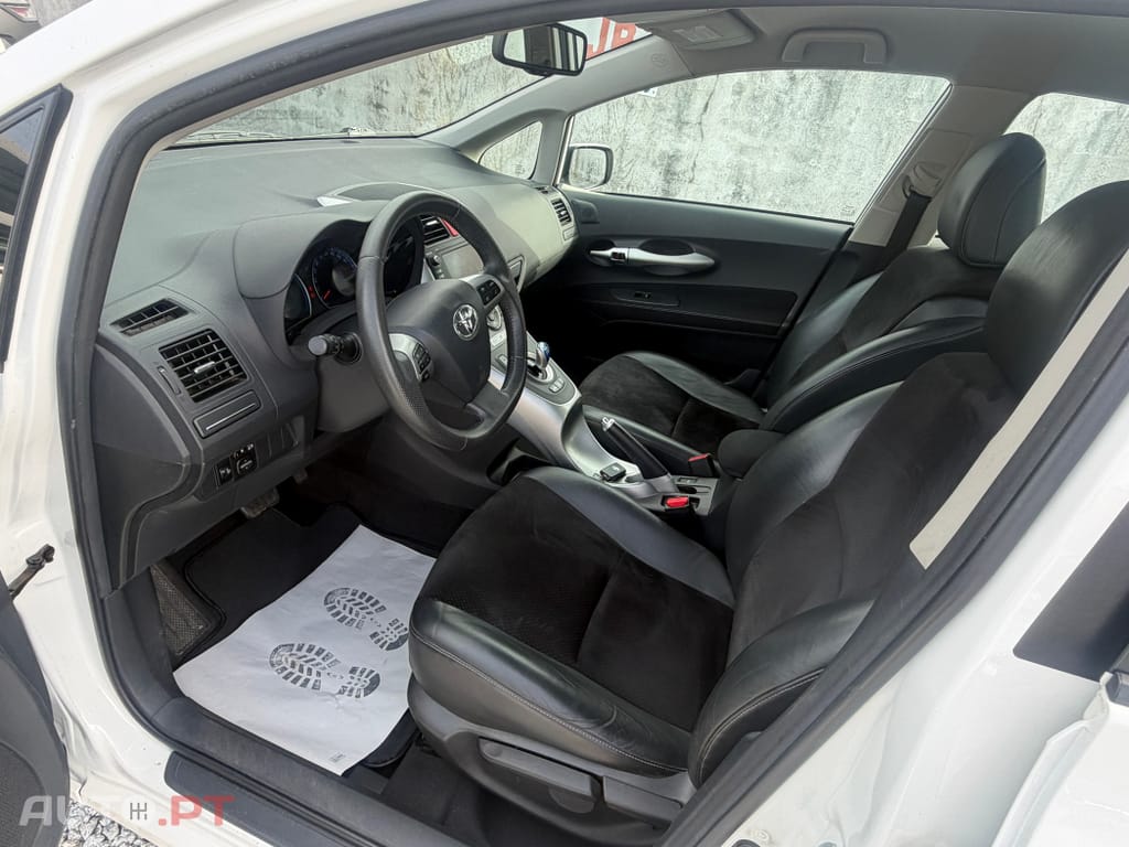 Toyota Auris 1.8 HSD Comfort +P.Sport+Navi