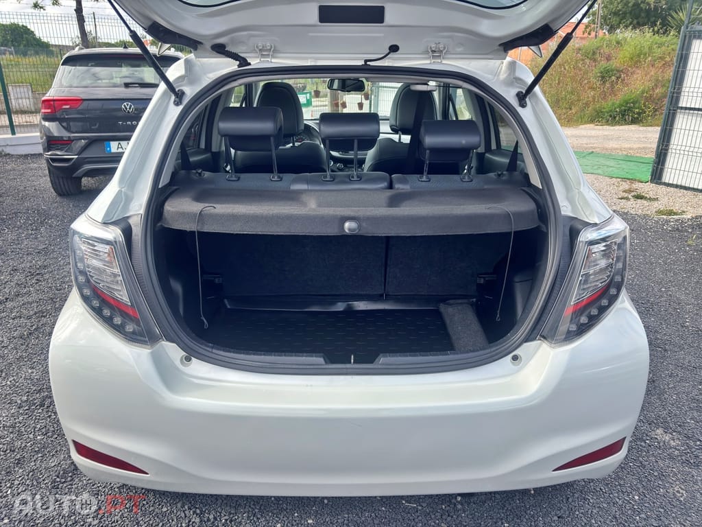 Toyota Yaris 1.5 HSD Square Collec.White