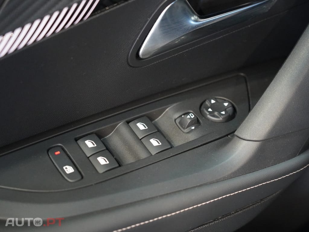 Peugeot 2008 1.2 PureTech Allure EAT8