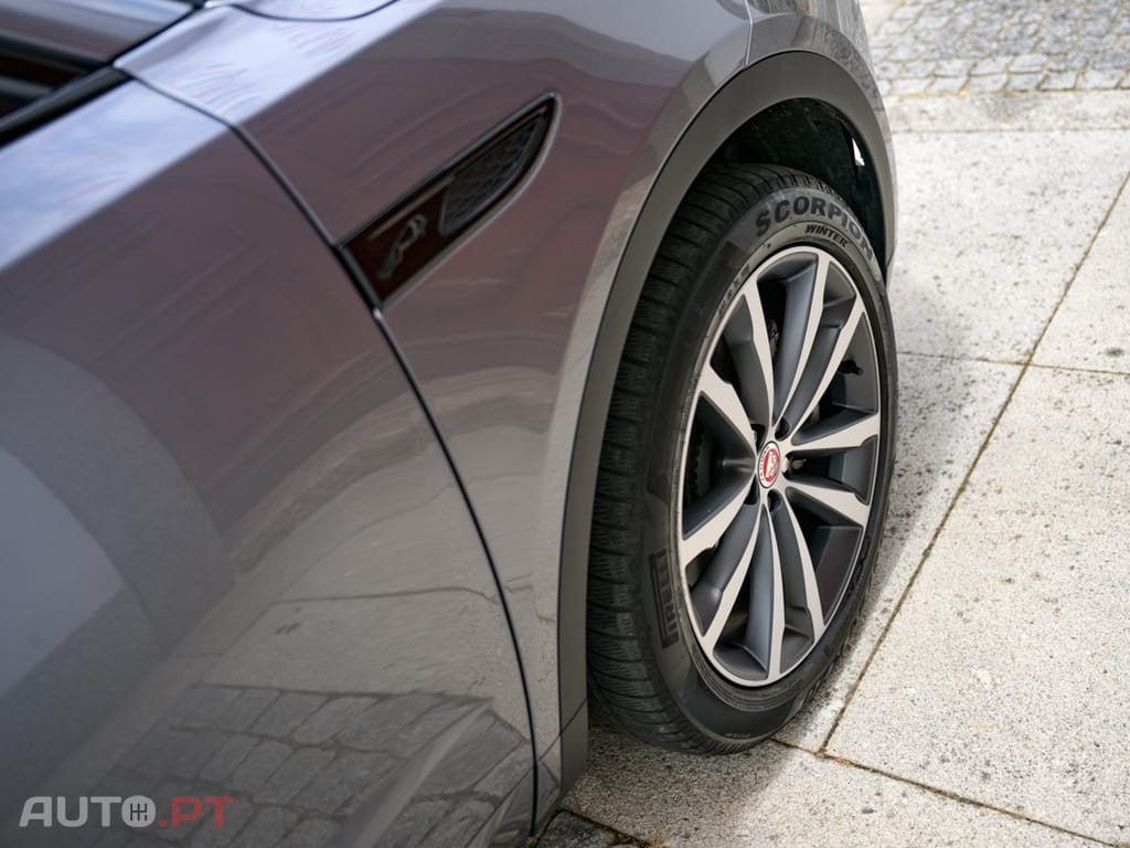Jaguar E-Pace 1.5 P300e R-Dynamic SE AWD Aut.