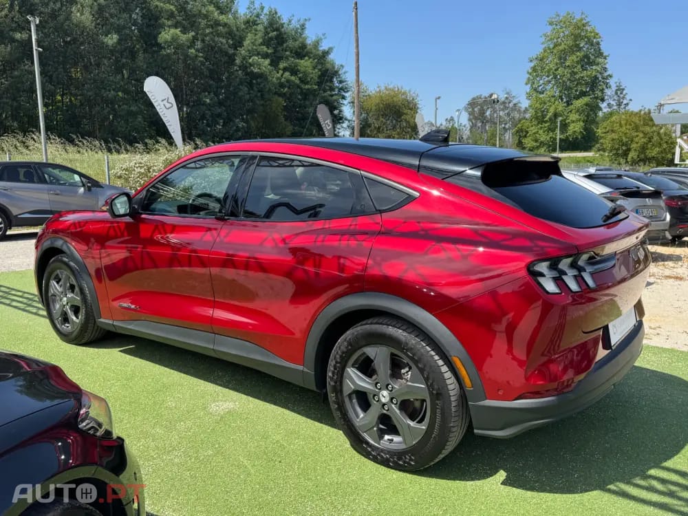 Ford Mustang Mach-E Alargada
