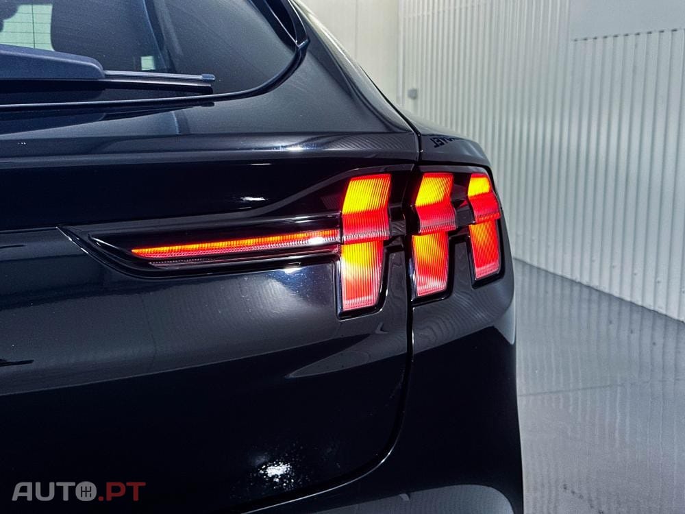 Ford Mustang Mach-E 75.7 kWh Base