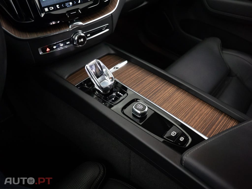 Volvo XC60 2.0 T6 PHEV Plus Dark